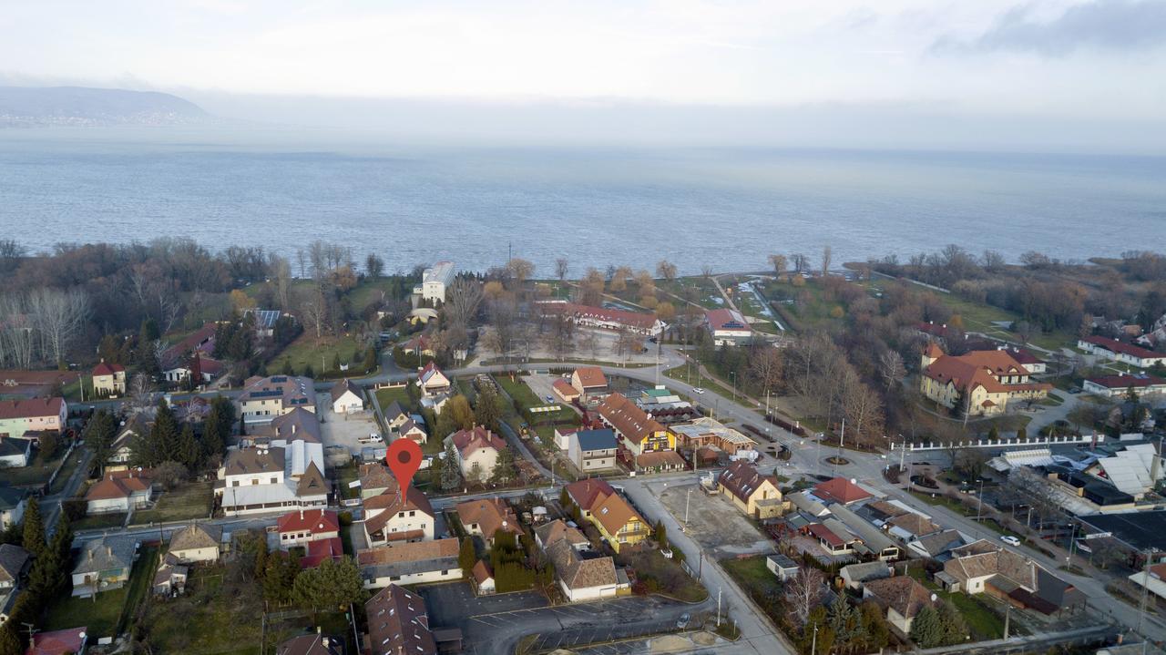 Pingvin Cukraszda Apartman Felso Szint Balatonmariafurdo Exterior photo